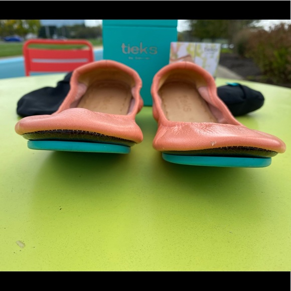 Peach Poppy Tieks! Sz 6. Worn twice but with some scuffs. Sold out online - Picture 2 of 10